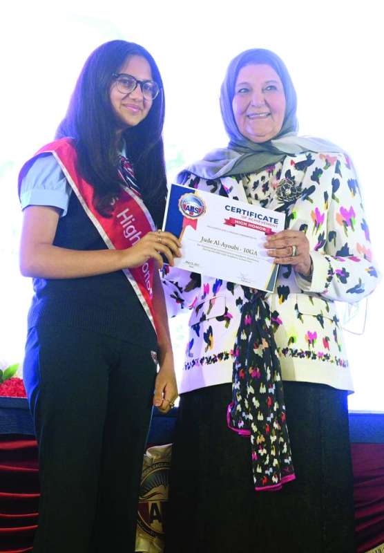 
الخرافي مكرمة إحدى الفائقات