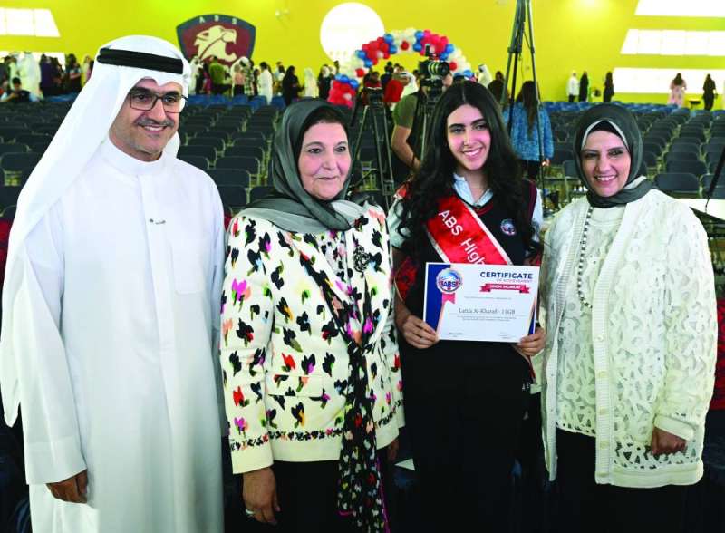 
فايزة الخرافي وأريج الغانم مع طالبة متفوقة