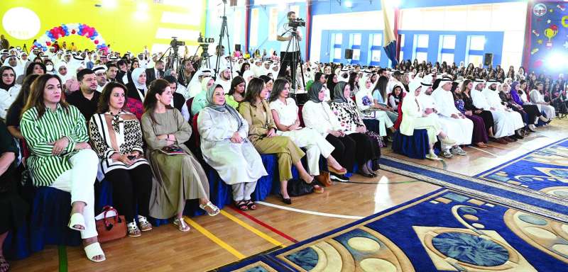 
الآباء والأمهات الحضور
