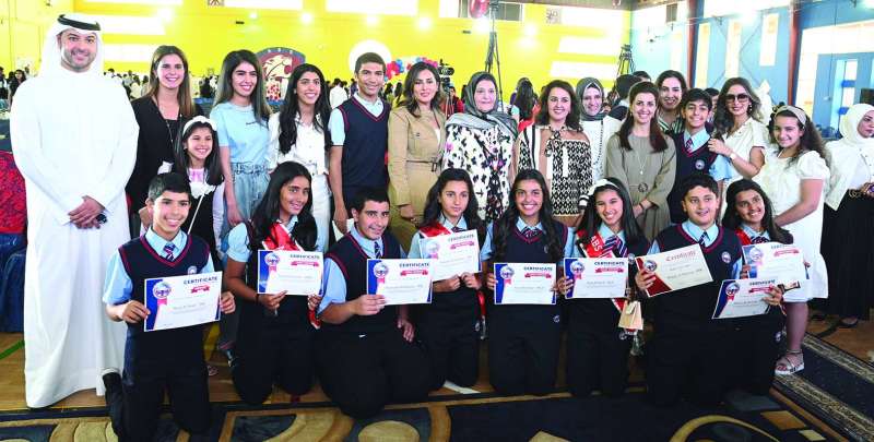 
فايزة الخرافي مع عدد من فائقي وفائقات مدرسة البكالوريا الأميركية والحضور 	(تصوير نايف العقلة)