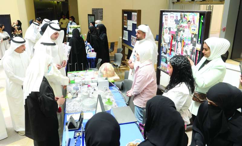 
الظفيري خلال جولة في المعرض 	(تصوير سعود سالم)
