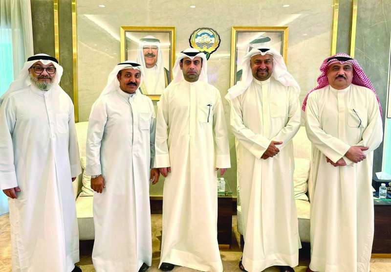 روح الدين متوسطاً الفيلكاوي وأعضاء «المسرح الشعبي»
