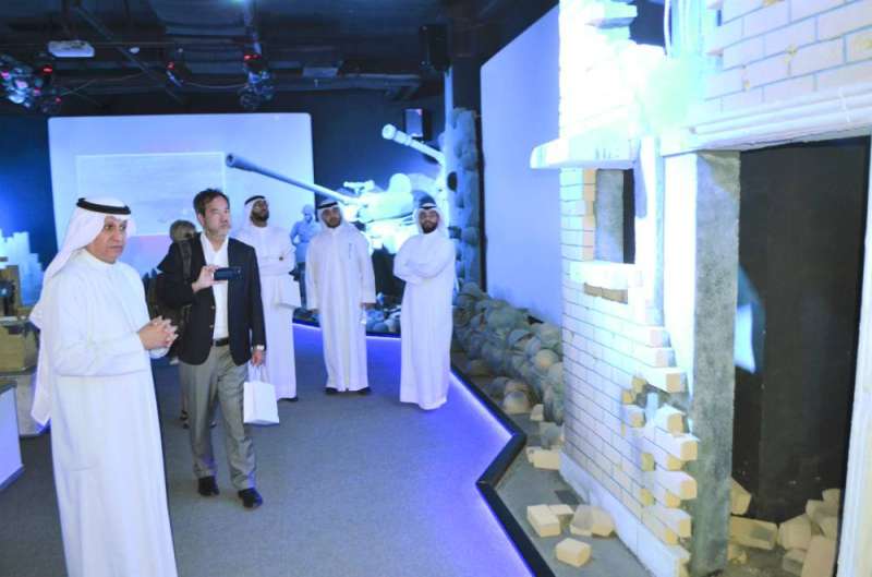 الإعلامي الياباني كيودو خلال زيارته لمكتب الشهيد برفقة العوفان وعدد من الحضور
