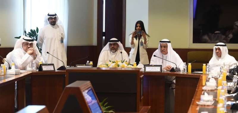 العجمي والنصف خلال النقاشات 