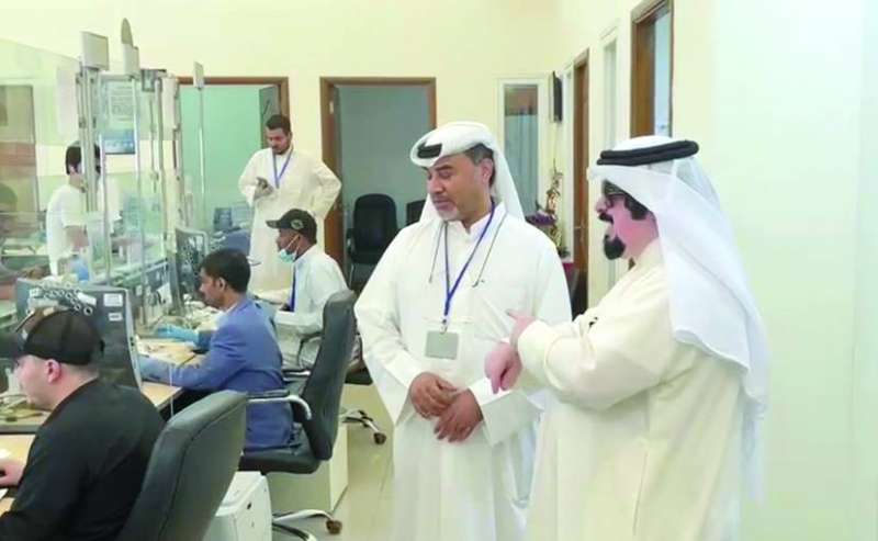 المطيري متفقداً عملية توزيع الأعلاف
