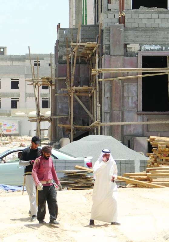 عضو الفريق يضبط عاملين في موقع 