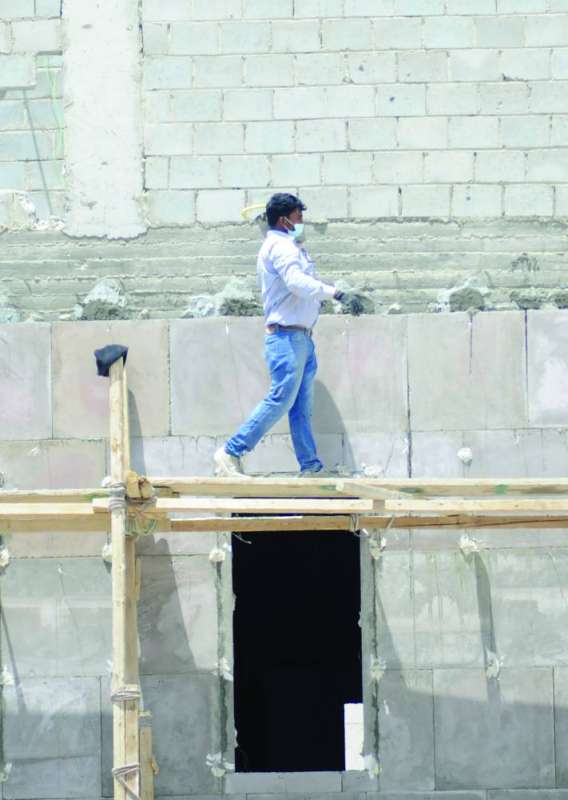 
عامل على سقالة تحت الشمس