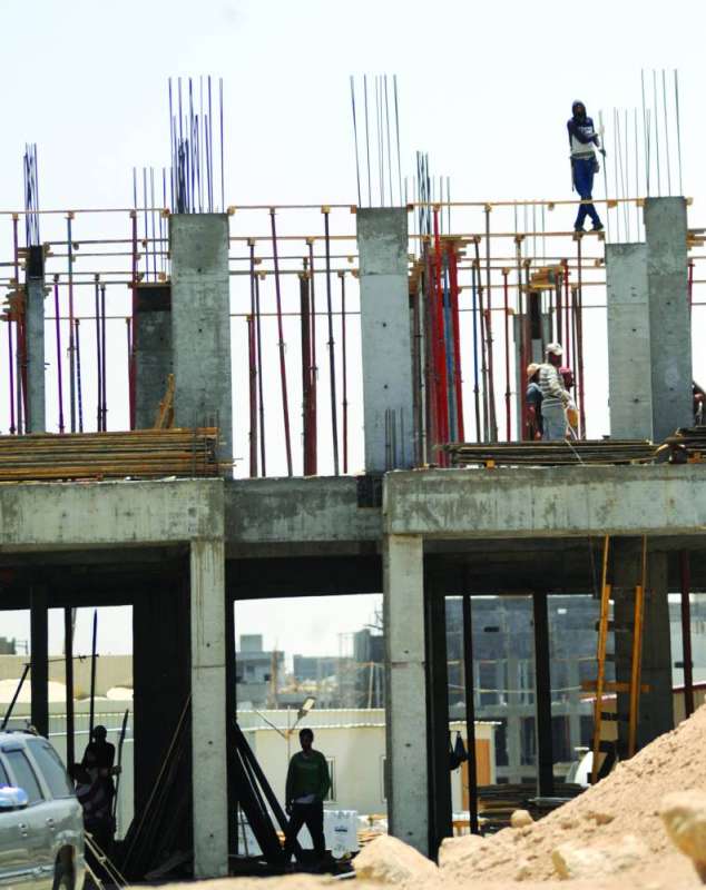 
عمال يعملون تحت الشمس رغم دخول قرار حظر العمل وقت الظهيرة	(تصوير سعود سالم)
