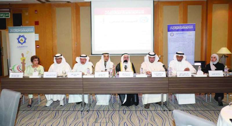 
البغلي مُتوسّطاً أعضاء اللجنة العليا المُنظمة للجائزة
