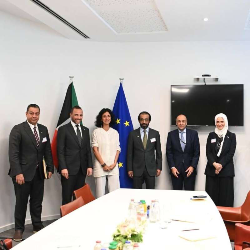 الغانم والوفد المرافق مع رئيسة اللجنة الفرعية لحقوق الإنسان في البرلمان الأوروبي 