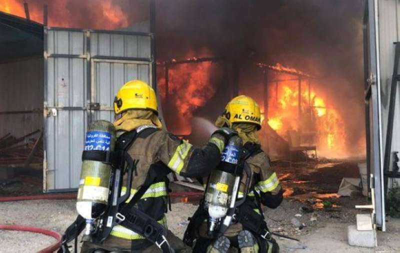 إطفائيان يكافحان حريق سوق الخيام