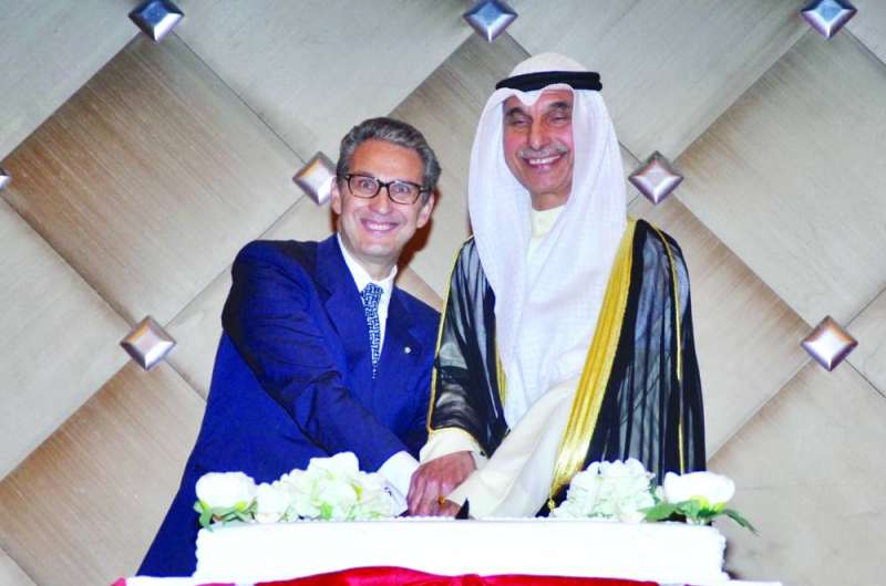 الظفيري مشاركاً السفير بالدوتشي قطع قالب حلوى الاحتفال