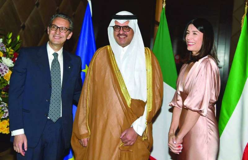 السفير السعودي متوسطاً السفير الإيطالي وعقيلته
