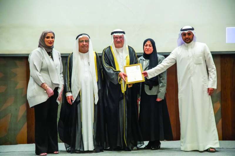 العجمي والبغلي يكرمان معرفي
