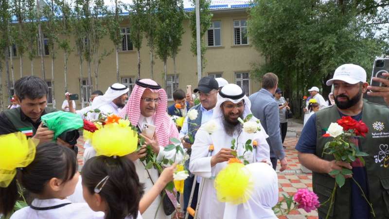 رئيس جمعية الصفا وعدد من الضيوف في افتتاح المدرسة