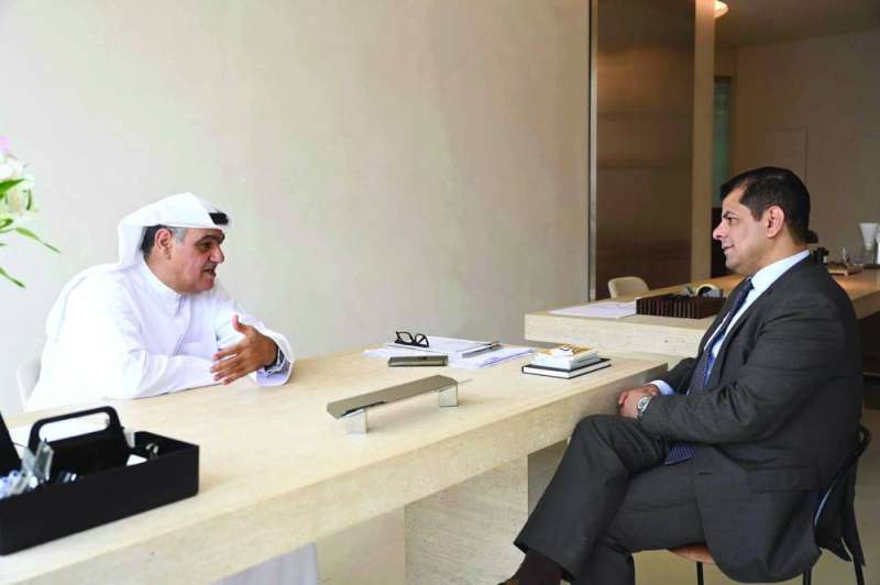 
وليد العوضي متحدّثاً للزميل رضا السناري 	(تصوير أسعد عبدالله)
