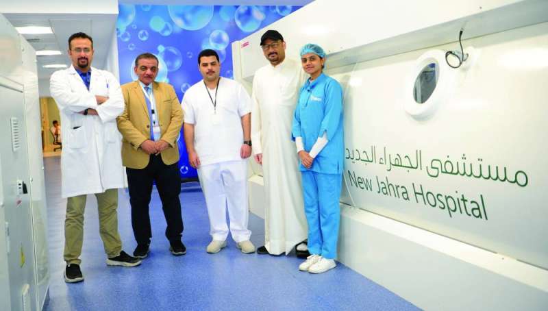 
الزميل ناصر الفرحان مع الاستشاريين كامل وعاصم وممرضين إلى جانب الجهاز	(تصوير سعود سالم)
