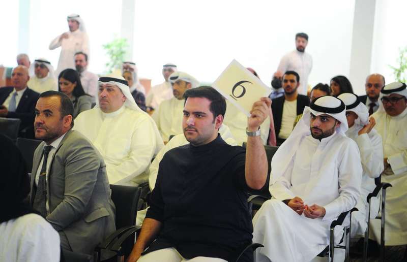 
مشاركون في المزاد	(تصوير سعود سالم)