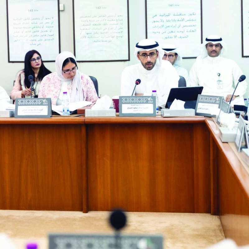 الرئيس التنفيذي لمؤسسة البترول في اجتماع اللجنة امس
