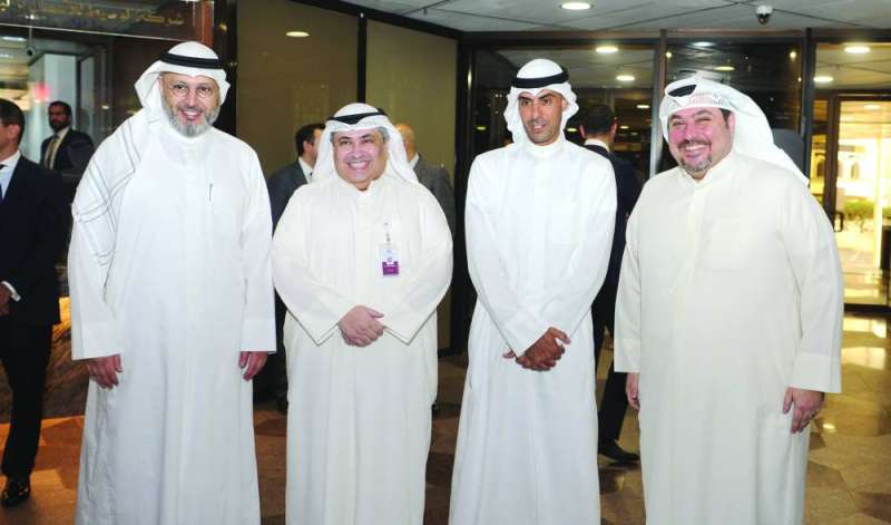 الخرافي وفهد المخيزيم يتوسطان صرخوه والعصيمي