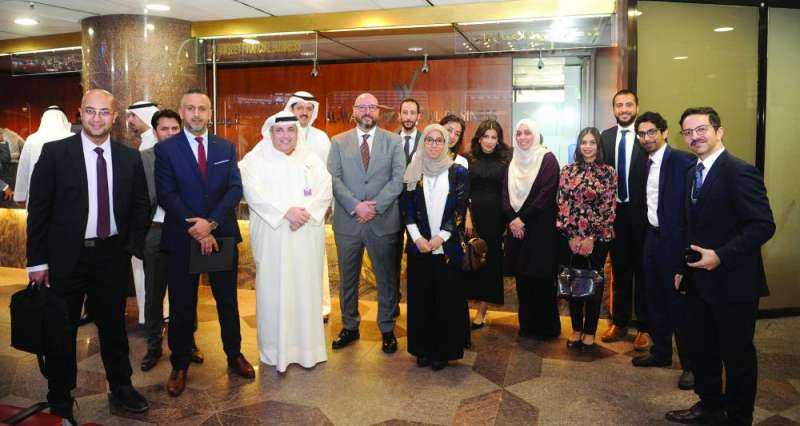 فهد المخيزيم متوسطاً فريق عمل «الاستثمارات الوطنية»