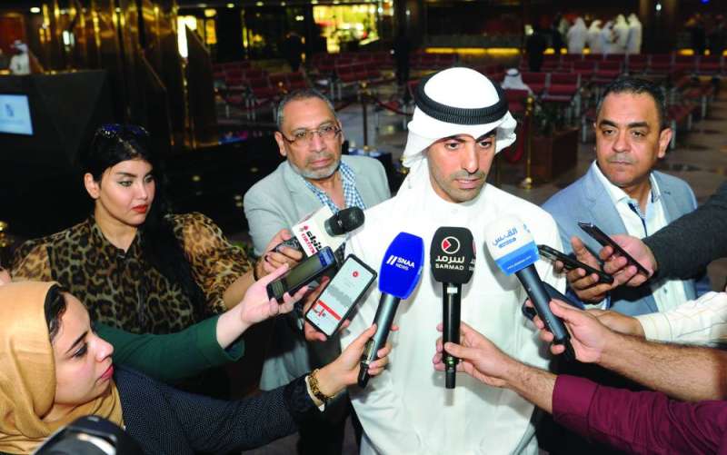 بدر الخرافي متحدثاً للصحافيين