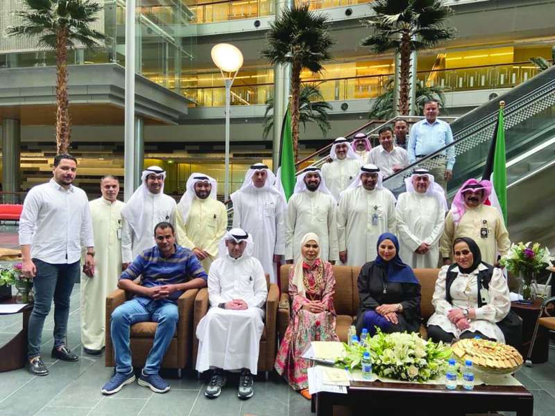 
اليعقوب في صورة تذكارية مع بعض الوظفين والمراجعين