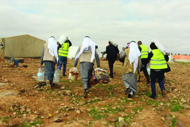 فريق من متطوعي «النجاة» خلال توزيعهم المساعدات