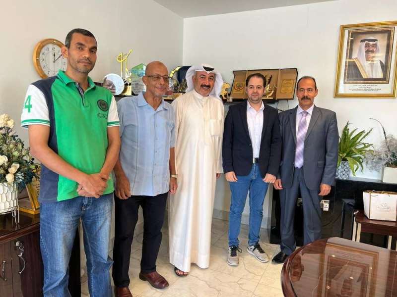  الشطي خلال لقائه عدد من مسؤولي الصحة العامة بمنطقة الأحمدي الصحية