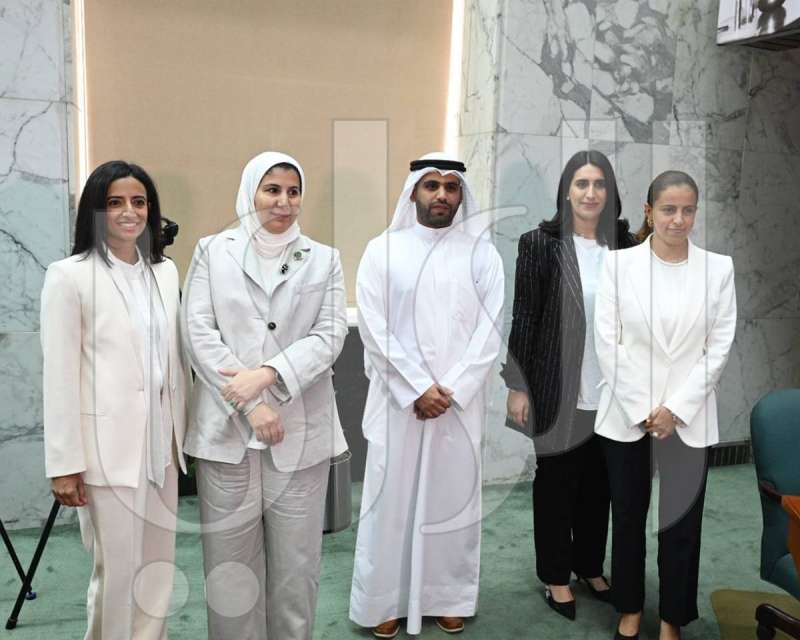 عبدالله المحري يتوسط زميلاته العضوات قبل أداء الأعضاء القسم الدستوري
