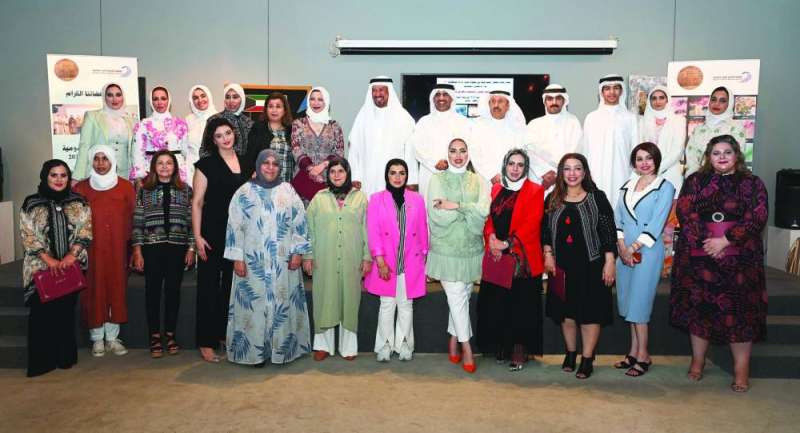 بن شلفوت وسلمان مع الفنانات المشاركات في المعرض
