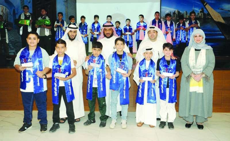 
الطلاب المكرّمون مع مسؤولي المدرسة
