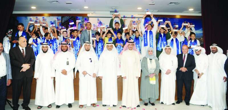 
صورة جماعية لإدارة المدرسة والطلاب الفائقين
