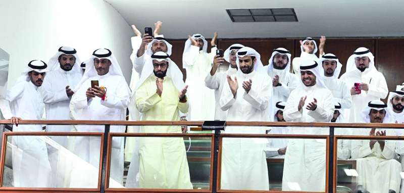 فرحة الجمهور الحاضر برئاسة المحري