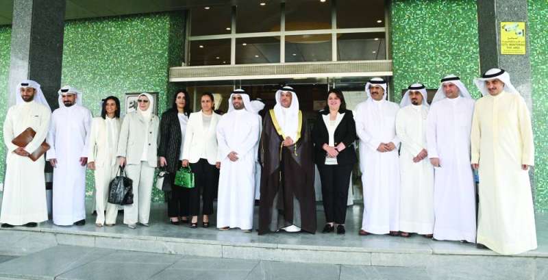 رنا الفارس وأحمد المنفوحي مع رئيس وأعضاء «البلدي» في لقطة جماعية 	(تصوير نايف العقلة)