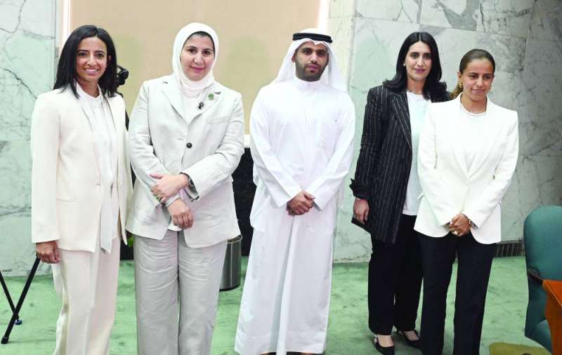 المحري متوسطاً العضوات الأربع