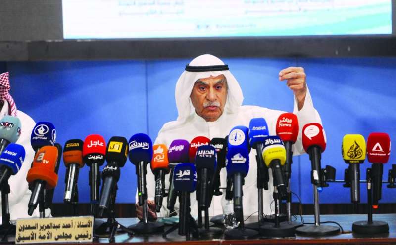 السعدون متحدثاً في ندوة «لا إصلاح إلّا بالدستور» 	 (تصوير سعود سالم)
