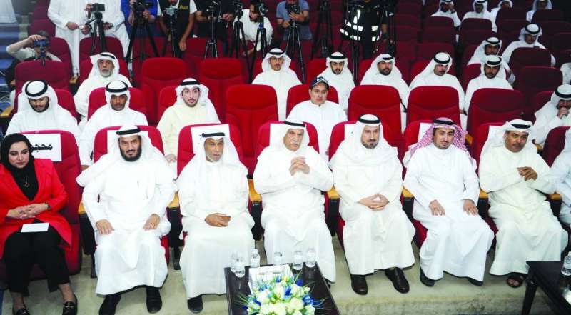 ... ويتوسط الحضور قبل حديثه
