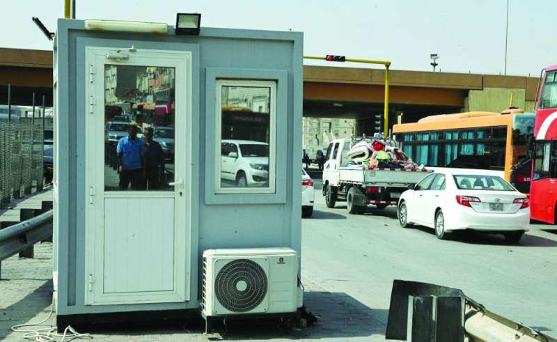 نقطة أمنية على مدخل أحد شوارع المنطقة
