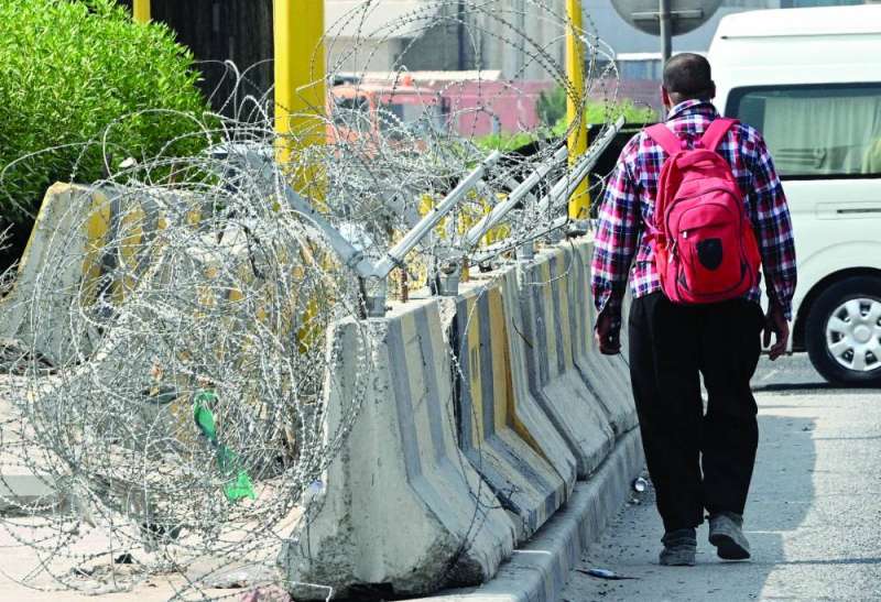 أسلاك شائكة لضبط الدخول والخروج
