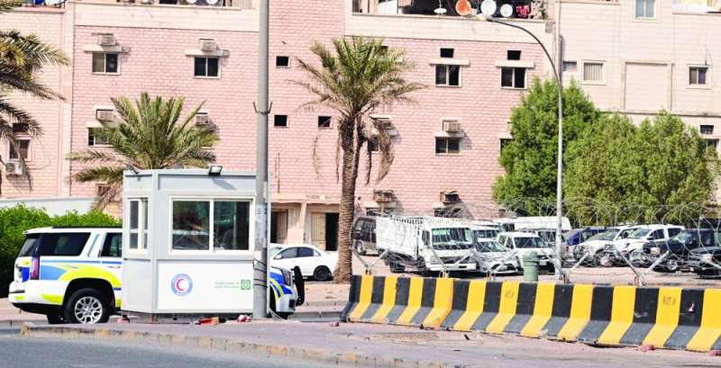 سيارة شرطة أمام نقطة أمنية وأسلاك شائكة	(تصوير نايف العقلة)
