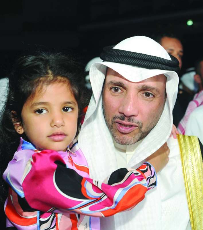 
مرزوق الغانم والطفلة فايزة خالد الغانم
