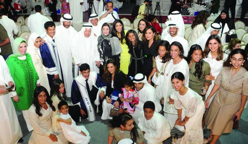 
الغانم والخرافي وخالد وأريج الغانم يتوسطون الخريجين وأسرهم 	(تصوير سعود سالم)