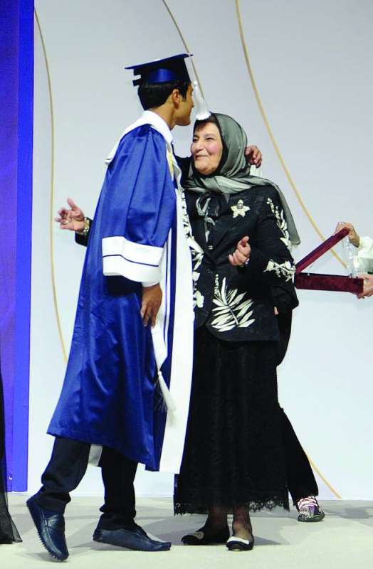 قُبلة على رأس الخرافي 