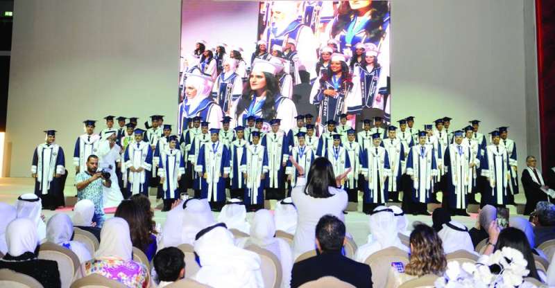 
لقطة جامعة لخريجي وخريجات البكالوريا الأميركية في الحفل
