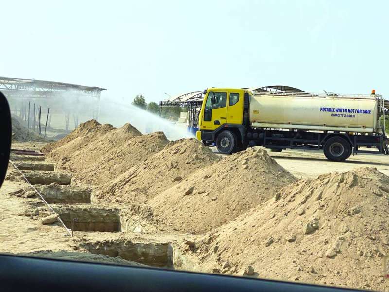 رش المياه في محيط المقابر