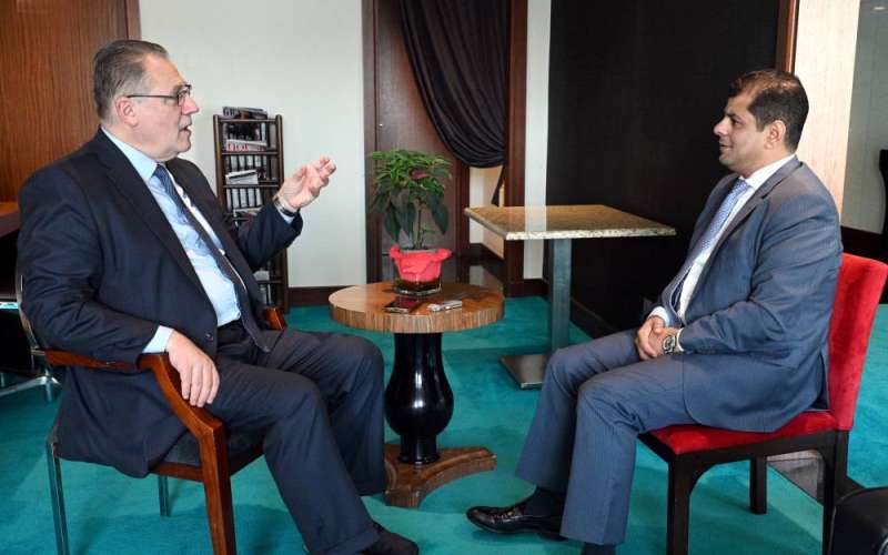 الممثل المقيم للأمم المتحدة في أفغانستان عبدالله الدردري متحدثاً للزميل رضا السناري (تصوير نايف العقلة)