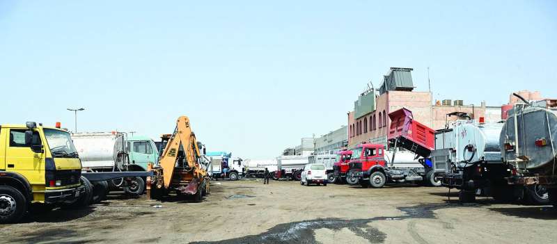 شاحنات تتخذ ساحة كراجاً لها تاركة الأوساخ وكتل الزيوت
