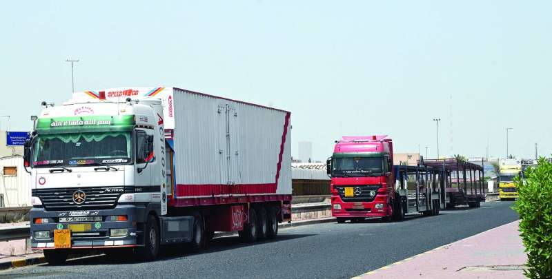 شاحنات العبور بالترانزيت «تسرق» عمل الشاحنات الكويتية	(تصوير نايف العقلة)