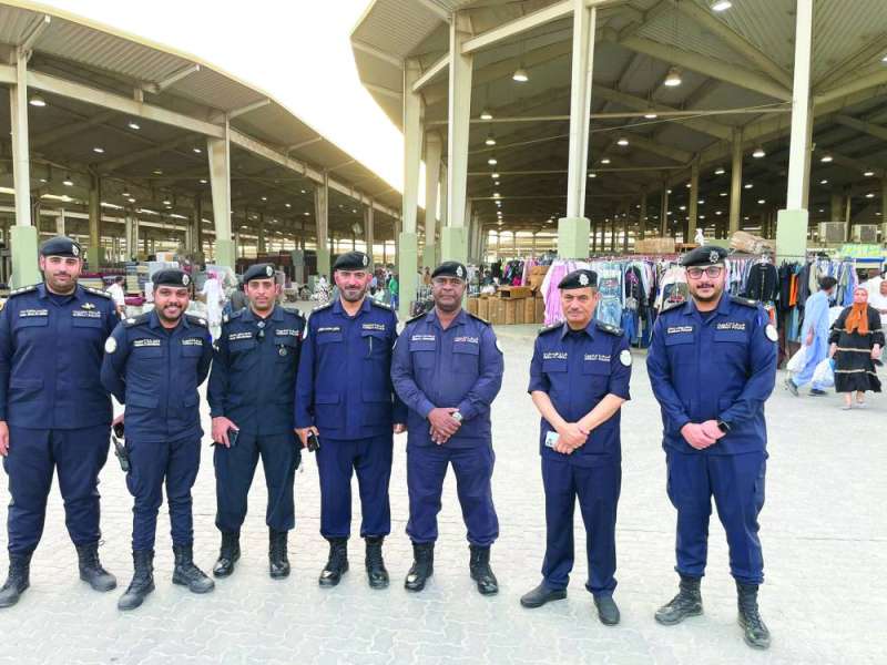 
الزعبي يتوسّط قياديين وعناصر من مديرية أمن الفروانية في السوق